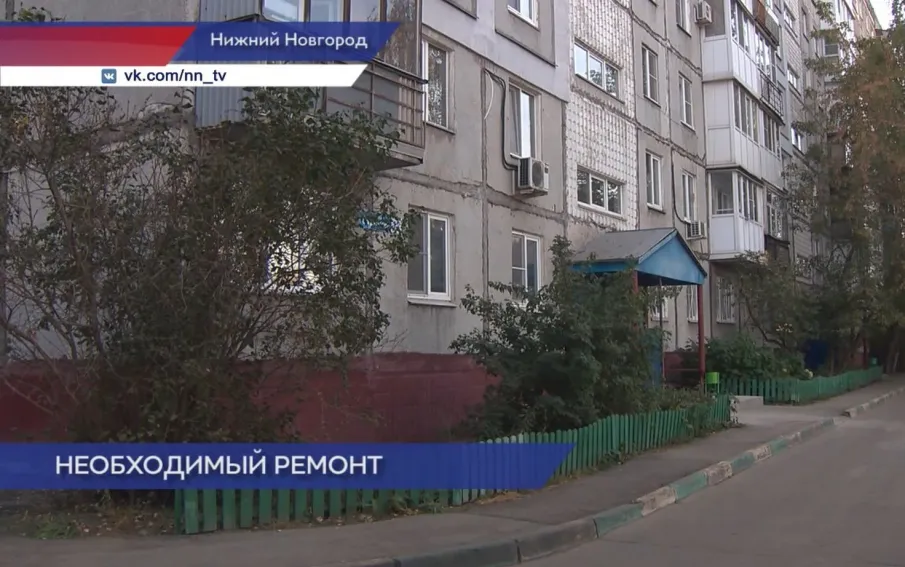 Госжилинспекция проверила ремонт в подъезде дома по улице Строкина, 12
